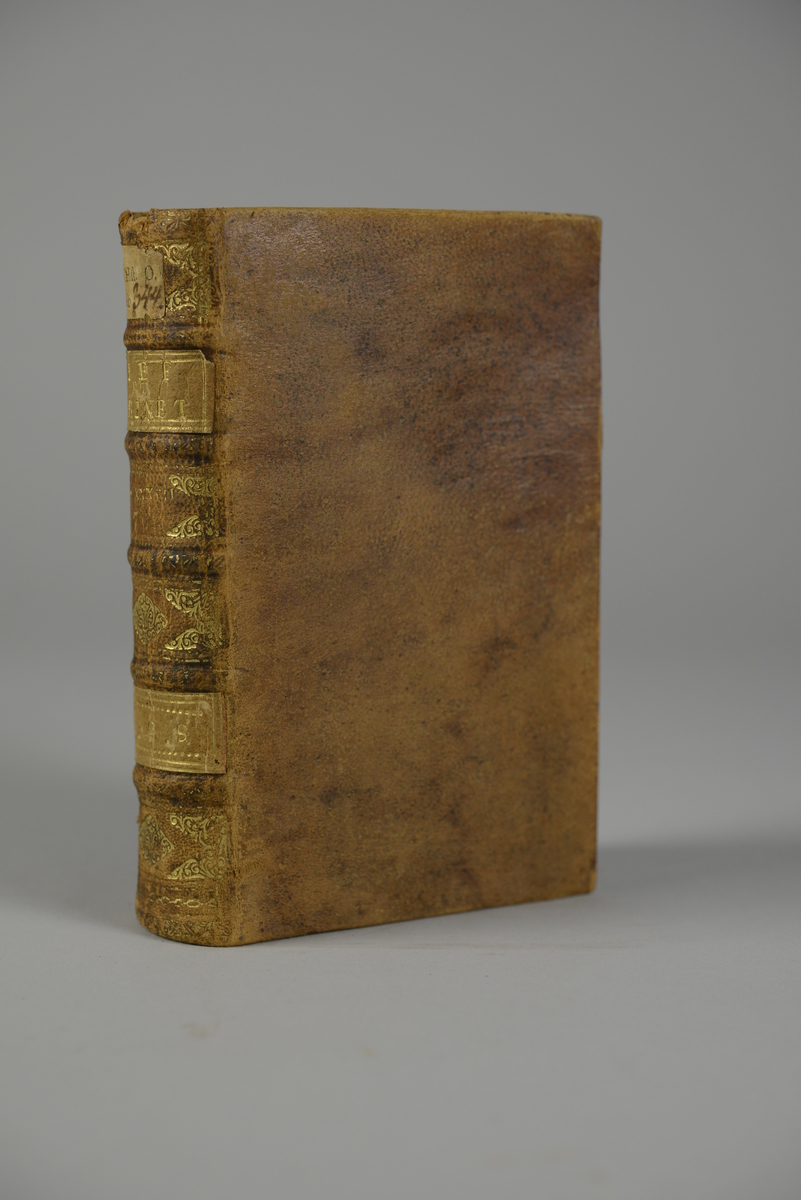 Bok, helfranskt band "La clef du cabinet des princes de l´Europe" ,del 37, tryckt i Luxemburg 1722.
Skinnband med blindpressad och guldornerad rygg i fem upphöjda bind, titelfält med blindpressad titel,  fält med volymens nummer (svårläst), fält med ägarens initialer samt påklistrad pappersetikett. Med stänkt snitt.