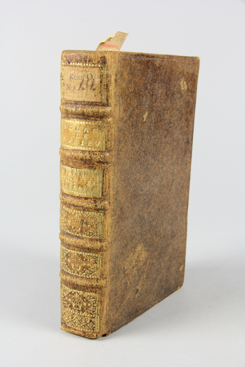 Bok, helfranskt band, "L'Arioste moderne, ou Roland le furieux ", del 2, tryckt i Paris 1720.
Skinnband med rygg i fem upphöjda bind med guldpressad dekor, titelfält med blindpressad titel och fält med volymens nummer, rött snitt. Marmorerat papper på pärmarnas insida. Påklistrad pappersetikett med samlingsnummer. Illustrerad med kopparstick.