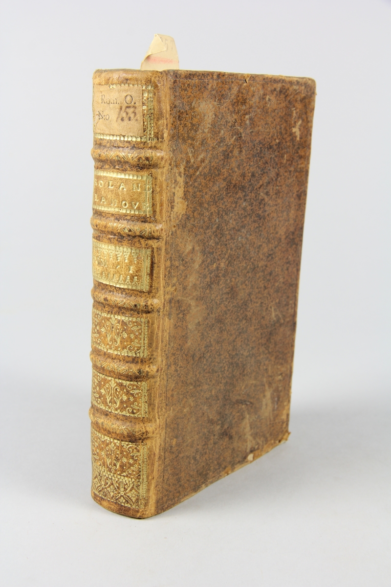 Bok, helfranskt band, "Roland l´amoureux", del 1, tryckt i Paris 1721.
Skinnband med rygg i fem upphöjda bind med guldpressad dekor, titelfält med blindpressad titel och fält med volymens nummer, rött snitt. Marmorerat papper på pärmarnas insida. Påklistrad pappersetikett med samlingsnummer. Illustrerad med kopparstick. Anteckning om inköp.