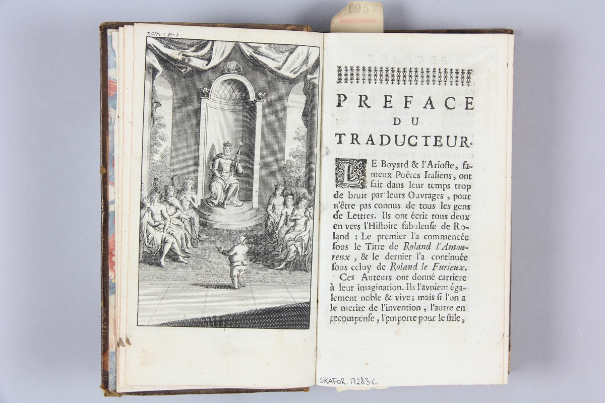 Bok, helfranskt band, "Roland l´amoureux", del 1, tryckt i Paris 1721.
Skinnband med rygg i fem upphöjda bind med guldpressad dekor, titelfält med blindpressad titel och fält med volymens nummer, rött snitt. Marmorerat papper på pärmarnas insida. Påklistrad pappersetikett med samlingsnummer. Illustrerad med kopparstick. Anteckning om inköp.