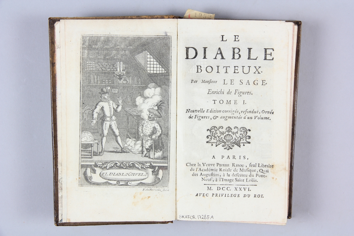 Bok, helfranskt band, "Le diable boiteux", del 1, skriven av Le Sage, tryckt i Paris 1726.
Skinnband med rygg i fem upphöjda bind med guldpressad dekor, titelfält med blindpressad titel och fält med volymens nummer, rödstänkt snitt. Marmorerat papper på pärmarnas insida. Påklistrad pappersetikett med samlingsnummer. Illustrerad. Anteckning om inköp.