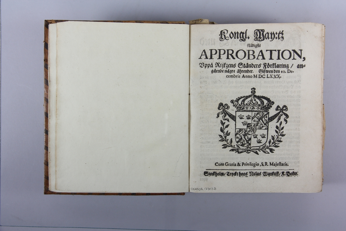 Bok, helfranskt band, med förordningar m.m. utfärdade 1680-1686, tryckta i Stockholm.
Skinnband med blindpressad och guldornerad rygg i fyra upphöjda bind, titelfält med blindpressad titel samt påklistrad pappersetikett med samlingsnummer. Med stänkt snitt.