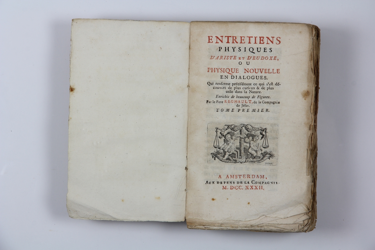 Bok, pappband, "Entretiens physiques d'Ariste et d'Eudoxe, ou Physique nouvelle en dialogues", del 1, utgiven i Amsterdam 1732. Med planscher i kopparstick. Marmorerat band med blekt rygg, blekt titelpåskrift ( svårläst) och klistrade etiketter med volymens nummer. Skurna snitt.