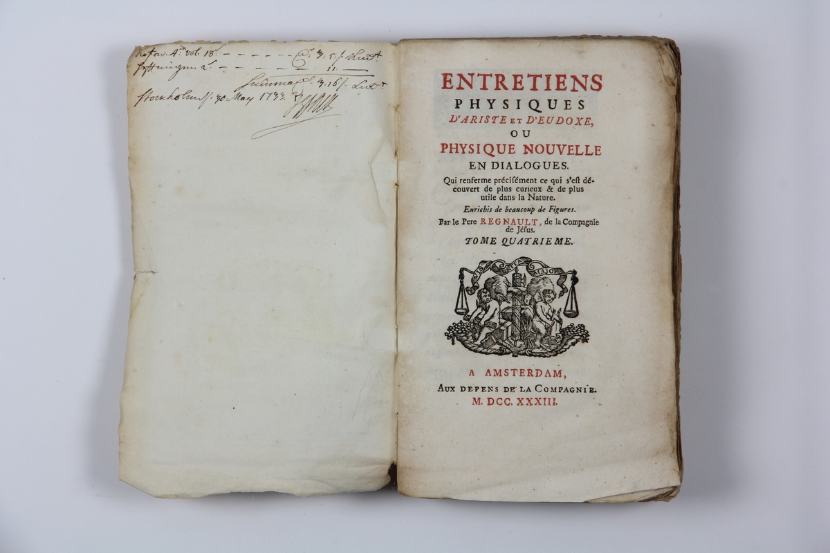 Bok, pappband, "Entretiens physiques d'Ariste et d'Eudoxe, ou Physique nouvelle en dialogues", del 4, utgiven i Amsterdam 1733. Med planscher i kopparstick. Marmorerat band med blekt rygg, blekt titelpåskrift ( svårläst) och klistrade etiketter med volymens nummer. Skurna snitt.