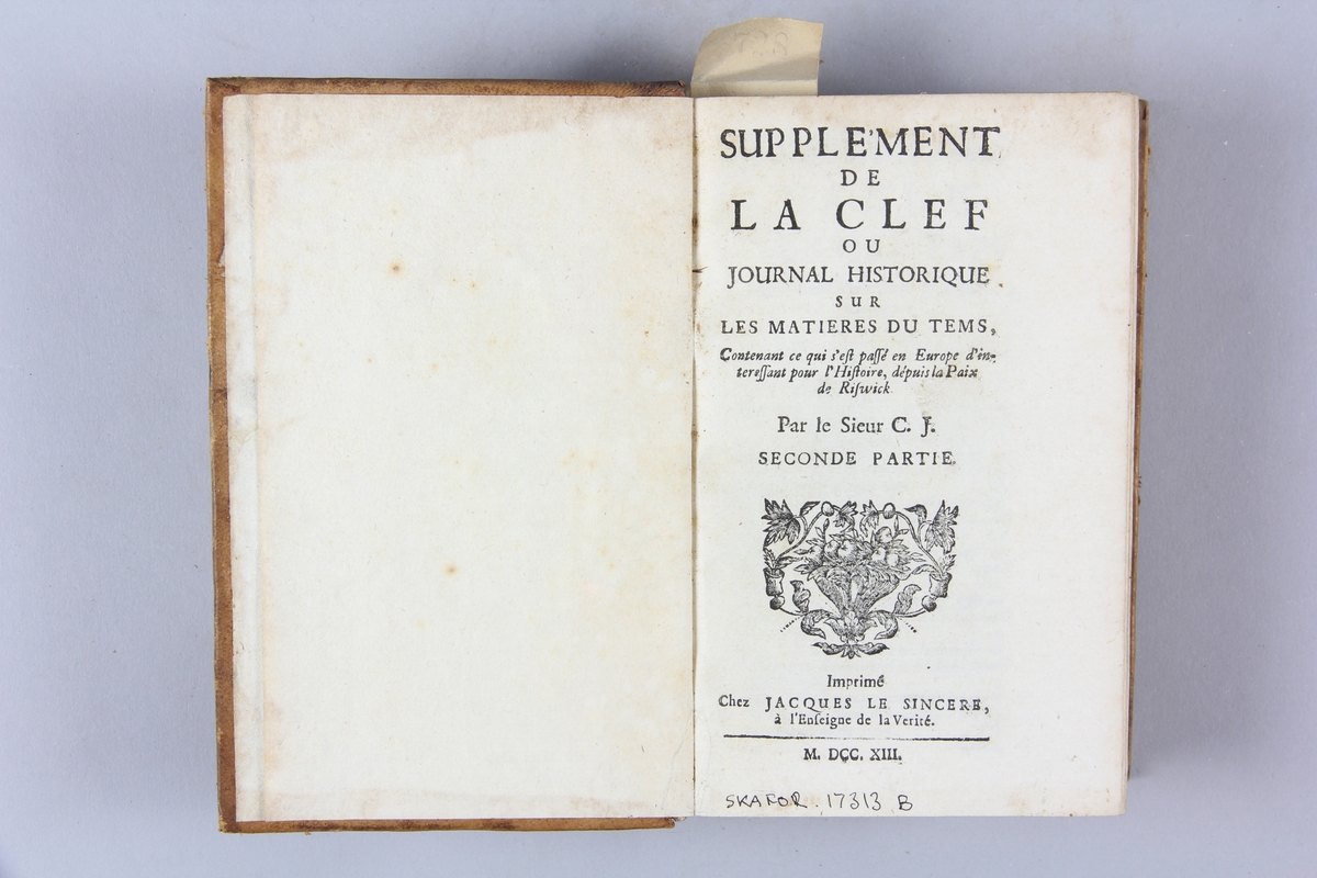 Bok, helfranskt band "Supplement de la clef du cabinet", del 2, tryckt 1713.
Skinnband med blindpressad och guldornerad rygg i fem upphöjda bind, titelfält med blindpressad titel, fält med volymens nummer, fält med ägarens initialer J.G.S samt påklistrad pappersetikett med samlingsnummer. Med rödstänkt snitt.