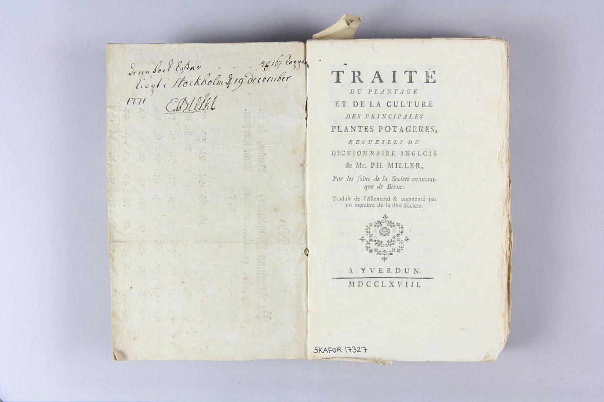 Bok, häftad, "Traité du plantage et de la culture des principales plantes potageres". Pärmar av grå papp, oskuret snitt, blekt rygg. Etikett med titel och samlingsnummer på ryggen. Anteckning om inköp.