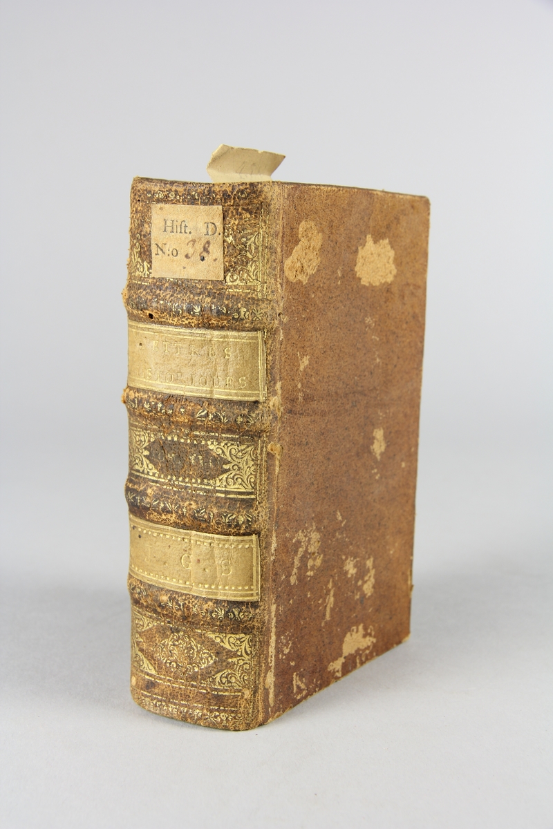 Bok, helfranskt band,"Lettres historiques, contenant ce qui se passe de plus important en Europe" del 42, tryckt 1712 i Haag.
Skinnband med blindpressad och guldornerad rygg i fyra upphöjda bind, fält med titel, volymnummer, ägarinitialer och pappersetikett med samlingsnummer. Rödstänkt snitt.