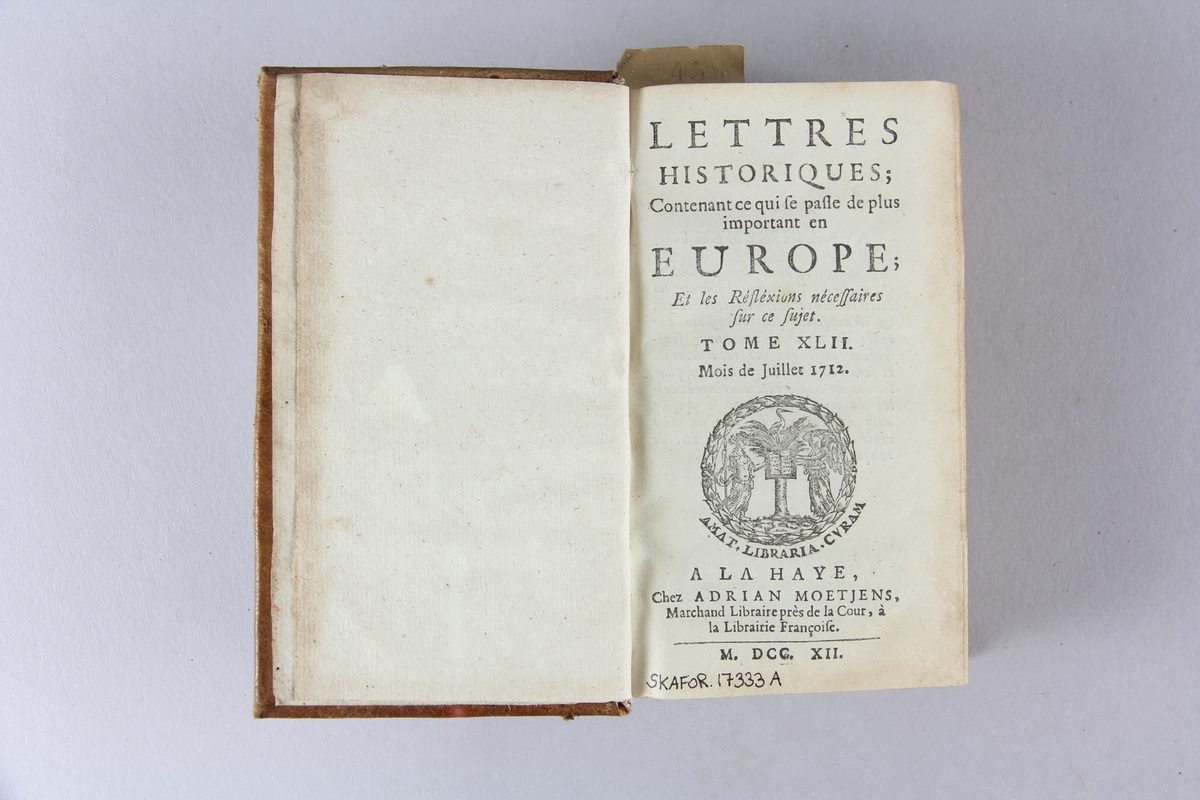 Bok, helfranskt band,"Lettres historiques, contenant ce qui se passe de plus important en Europe" del 42, tryckt 1712 i Haag.
Skinnband med blindpressad och guldornerad rygg i fyra upphöjda bind, fält med titel, volymnummer, ägarinitialer och pappersetikett med samlingsnummer. Rödstänkt snitt.