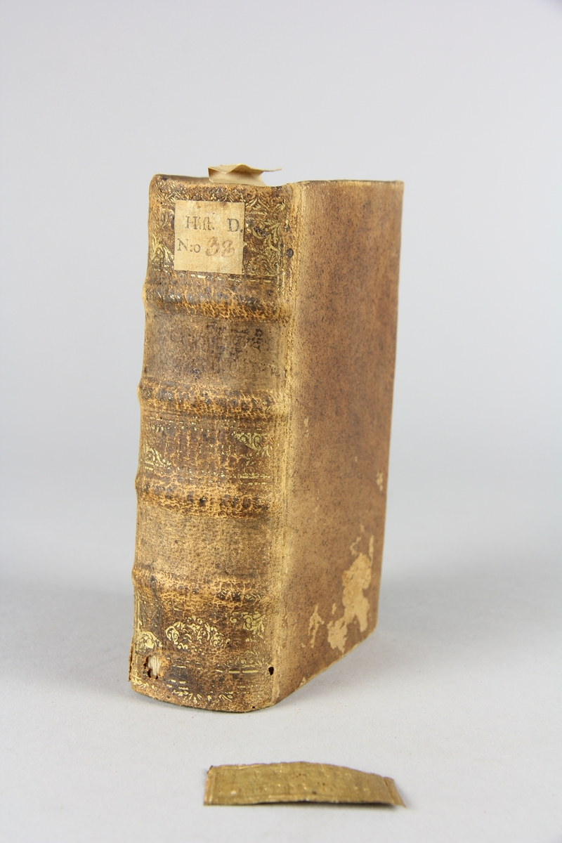 Bok, helfranskt band,"Lettres historiques, contenant ce qui se passe de plus important en Europe" del 63, tryckt 1723 i Amsterdam.
Skinnband med blindpressad och guldornerad rygg i fyra upphöjda bind, nötta fält med titel, volymnummer, ägarinitialer och pappersetikett med samlingsnummer. Rödstänkt snitt.