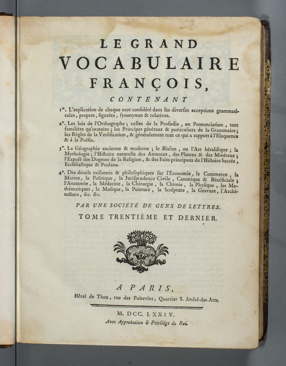 Bok, halvfranskt band "Le grand vocabulaire francois", del 30, utgiven i Paris 1774.
Band med pärmar av papp med påklistrat stänkt papper, hörn och rygg av skinn med fem upphöjda bind med guldpräglad dekor, titelfält med blindpressad titel och ett mörkare fält med volymens nummer. Med stänkt snitt. Påklistrade etiketter märkta  med bläck.