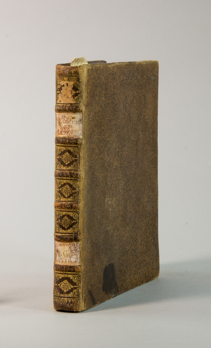 Bok, helfranskt band, med bland annat Christopher Polhems betänkande, tryckt i Stockholm 1721.
Skinnband med fem upphöjda bind med guldpräglad dekor, blindpressad och guldornerad rygg, titelfält med blindpressad titel (svårläst)  och initialerna JGS. Med stänkt snitt. Pämarnas insida marmorerad.










KONGL. LAGAT OCH FÖRORDN