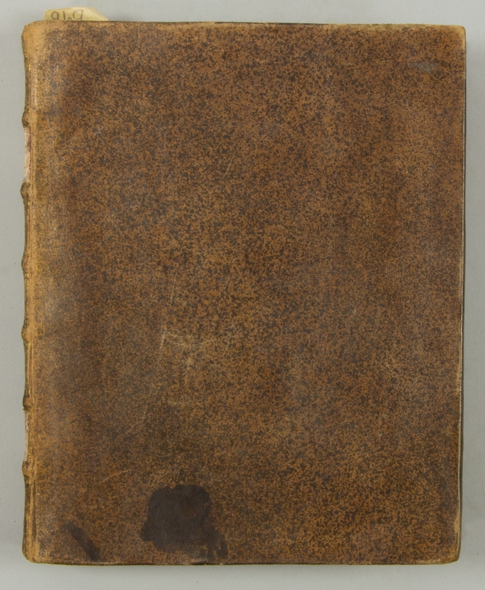 Bok, helfranskt band, med bland annat Christopher Polhems betänkande, tryckt i Stockholm 1721.
Skinnband med fem upphöjda bind med guldpräglad dekor, blindpressad och guldornerad rygg, titelfält med blindpressad titel (svårläst)  och initialerna JGS. Med stänkt snitt. Pämarnas insida marmorerad.










KONGL. LAGAT OCH FÖRORDN