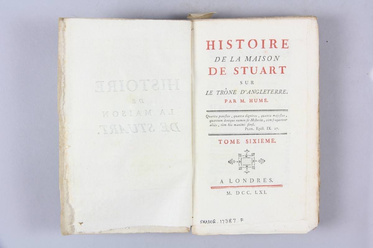 Bok "Histoire de la maison de Stuart sur le trône d'Angleterre", del 6, skriven av Hume, tryckt i London 1751.
Pärmar av gråblått papper ,oskurna snitt. Blekt rygg med etikett med titel och samlingsnummer.