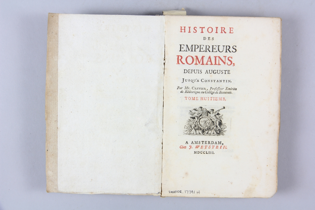 Bok, pappband, "Histoire des empereurs Romains depuis Auguste jusqu'à Constantin", del 8, skriven av Crévier, tryckt i Amsterdam 1753.
Pärmarna klädda med gråblått papper, oskurna snitt. På ryggen titel och samlingsnummer.