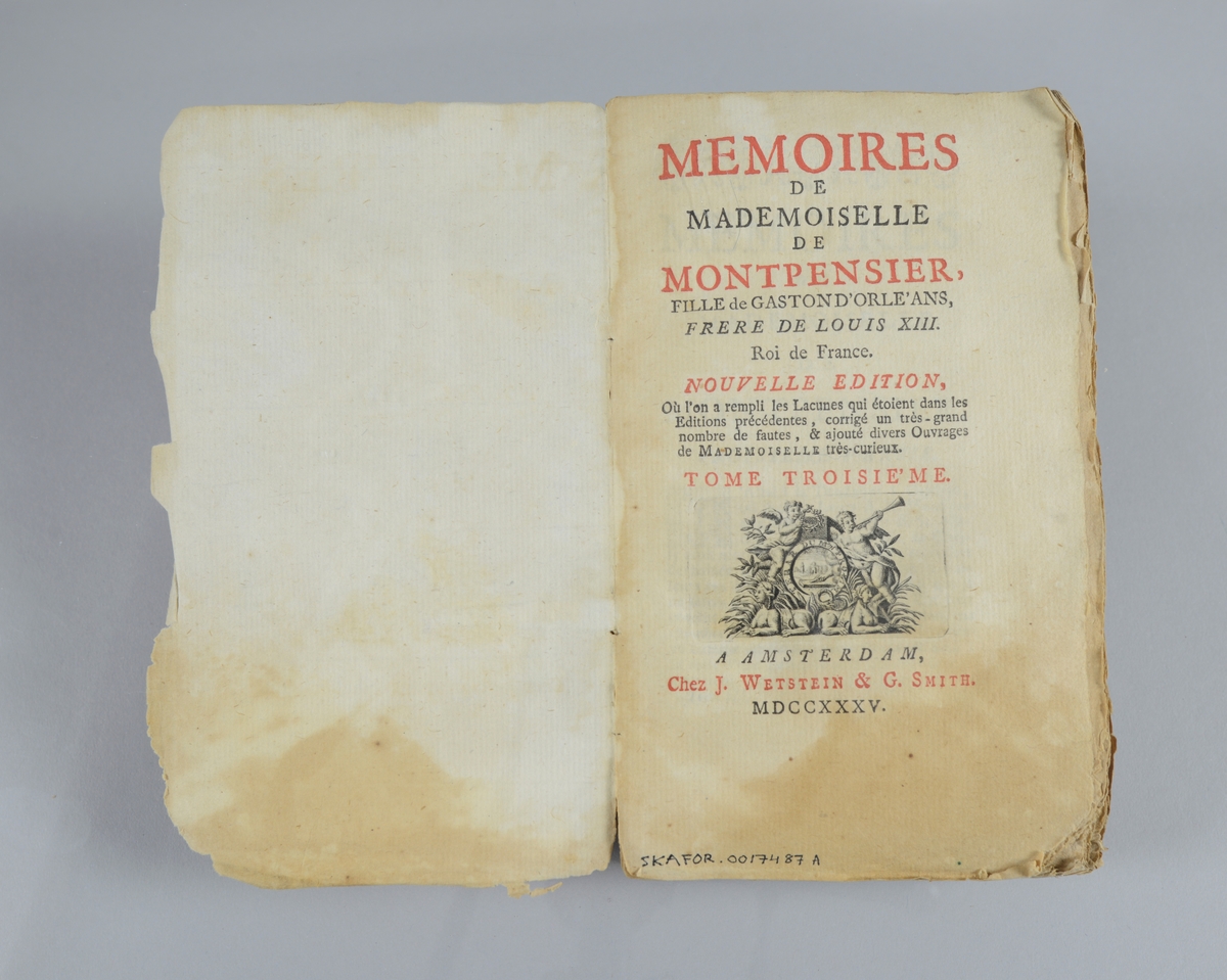 Bok, pappband, "Mémoires de mademoiselle de Montpensier", del 3-4, tryckt 1735 i Amsterdam. Marmorerade pärmar, blekt rygg med etiketter med bokens titel, närmast utplånad, och nummer. Oskuret snitt.