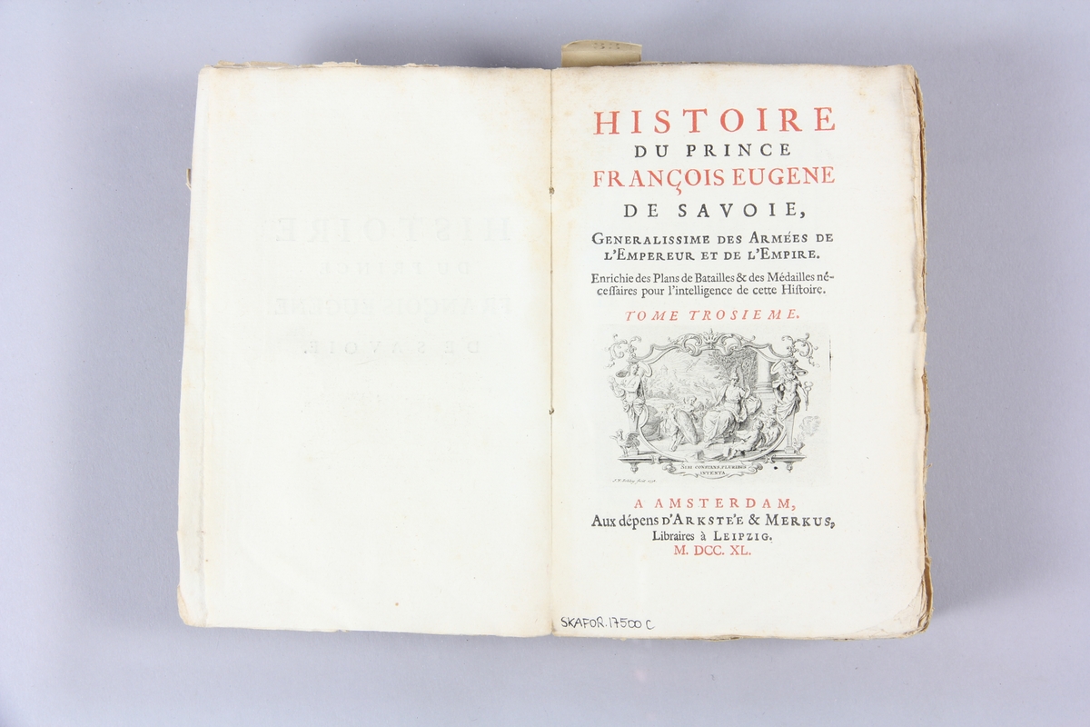 Bok, pappband, "Histoire du prince Francois Eugene de Savoie", del 3, tryckt 1740 i Amsterdam. Pärmar av marmorerat papper, blekt rygg med etikett med bokens samlingsnummer. Oskuret snitt.