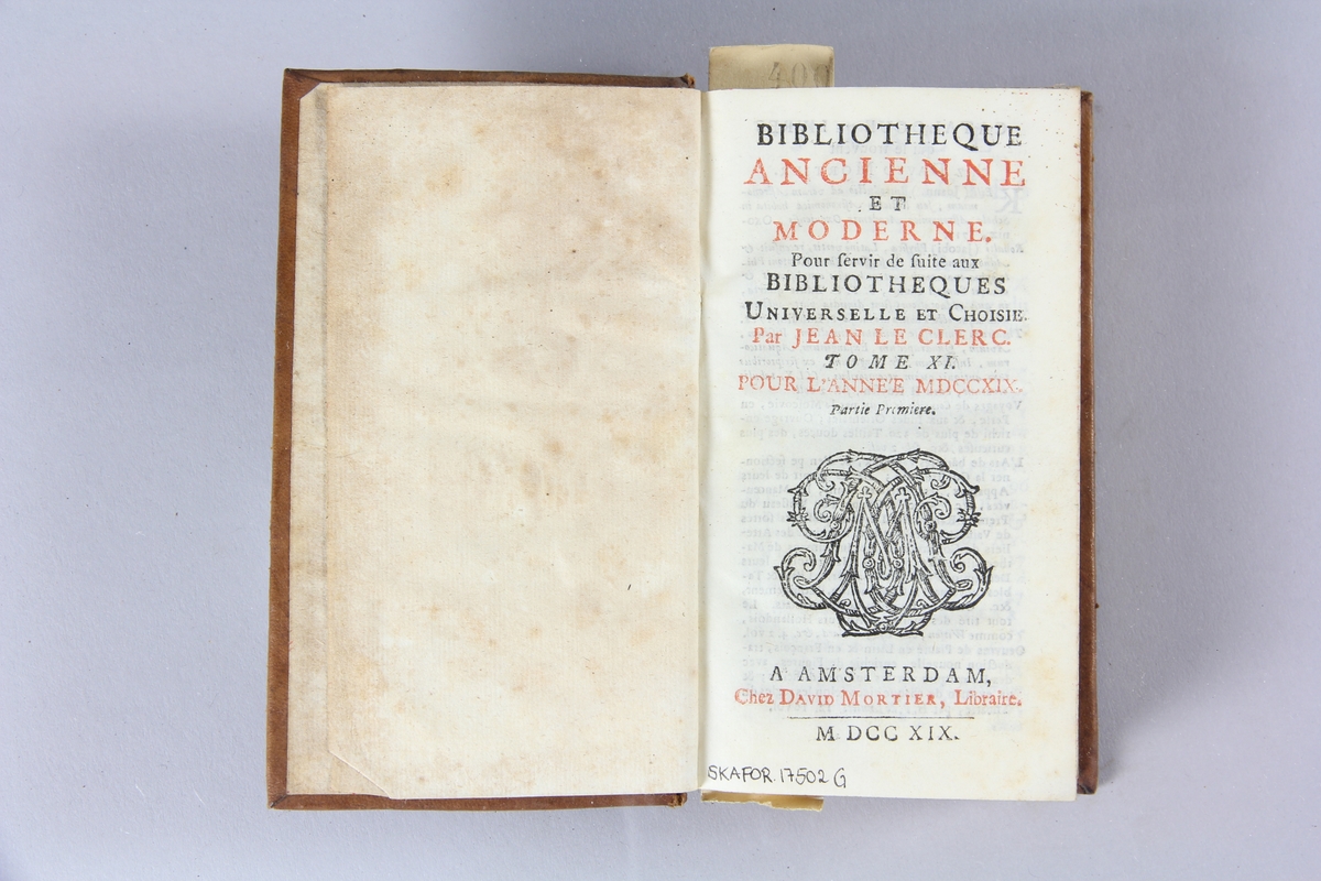 Bok, helfranskt band "Biblioteque ancienne et moderne" del 11, tryckt i Amsterdam 1719. Skinnband med blindpressad och guldornerad rygg i fyra upphöjda bind, nött fält med volymens nummer samt påklistrad pappersetikett med samlingsnummer. Rödstänkt snitt.