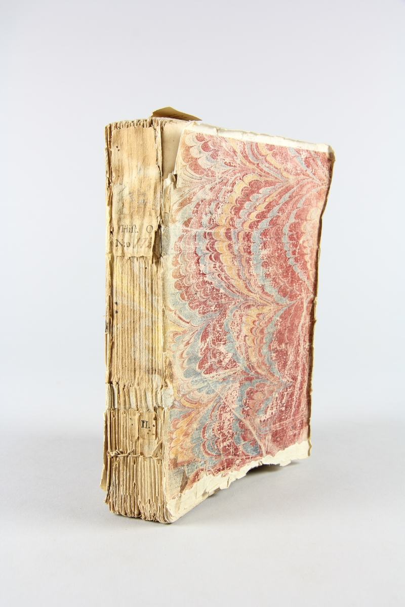 Bok, pappband, "Nouveaux mémoires du comte de Bonneval... en Turquie", del 1-2,  tryckt 1737 i Haag. Marmorerade pärmar,  blekt rygg med påklistrade etiketter, delvis oläsliga. Oskuret snitt. Påskrift om inköpspris på pärmens insida.