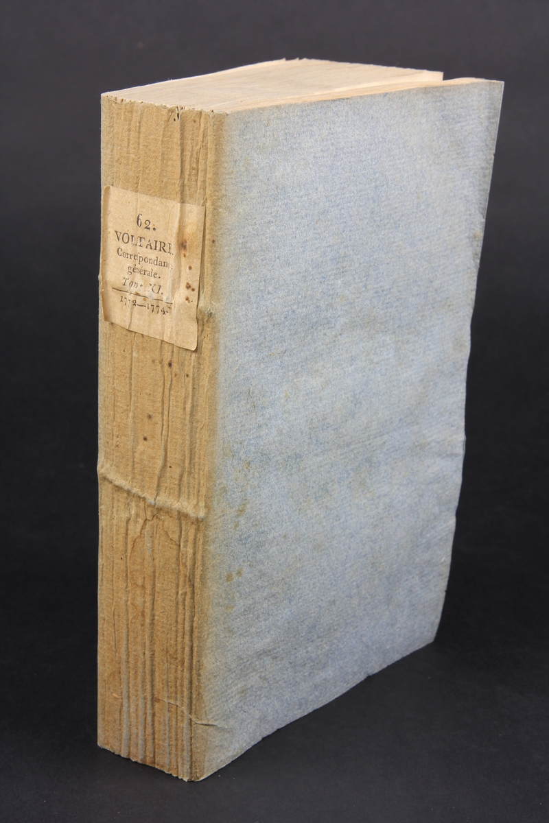 Bok, häftad,"Oeuvres complètes de Voltaire, Receuil de lettres 1772-1774", del 62, tryckt 1785.
Pärm av gråblått papper, skurna snitt, på insidan inklistrad text ur annan volym .På ryggen pappersetikett med tryckt text samt volymens namn och nummer. Ryggen blekt.