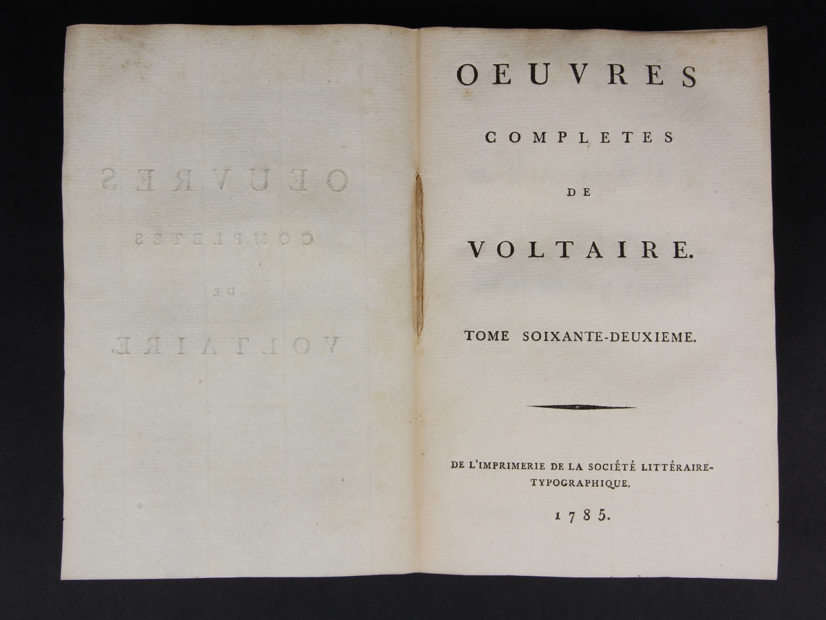 Bok, häftad,"Oeuvres complètes de Voltaire, Receuil de lettres 1772-1774", del 62, tryckt 1785.
Pärm av gråblått papper, skurna snitt, på insidan inklistrad text ur annan volym .På ryggen pappersetikett med tryckt text samt volymens namn och nummer. Ryggen blekt.