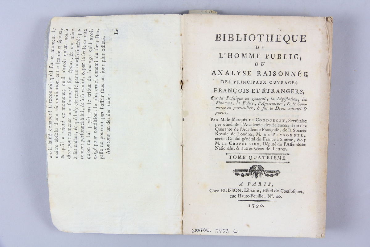 Bok, pappband, Biblioteque de l´homme public ou analyse raisonnée", dwl 4, skriven av de Condorcet och le Chapellier, tryckt i Paris 1790.
Pärmarna klädda med gråblått papper. Inklistrade sidor ur annan bok på pärmarnas insidor. Skurna snitt. På ryggen svårläst påskrift med tusch.