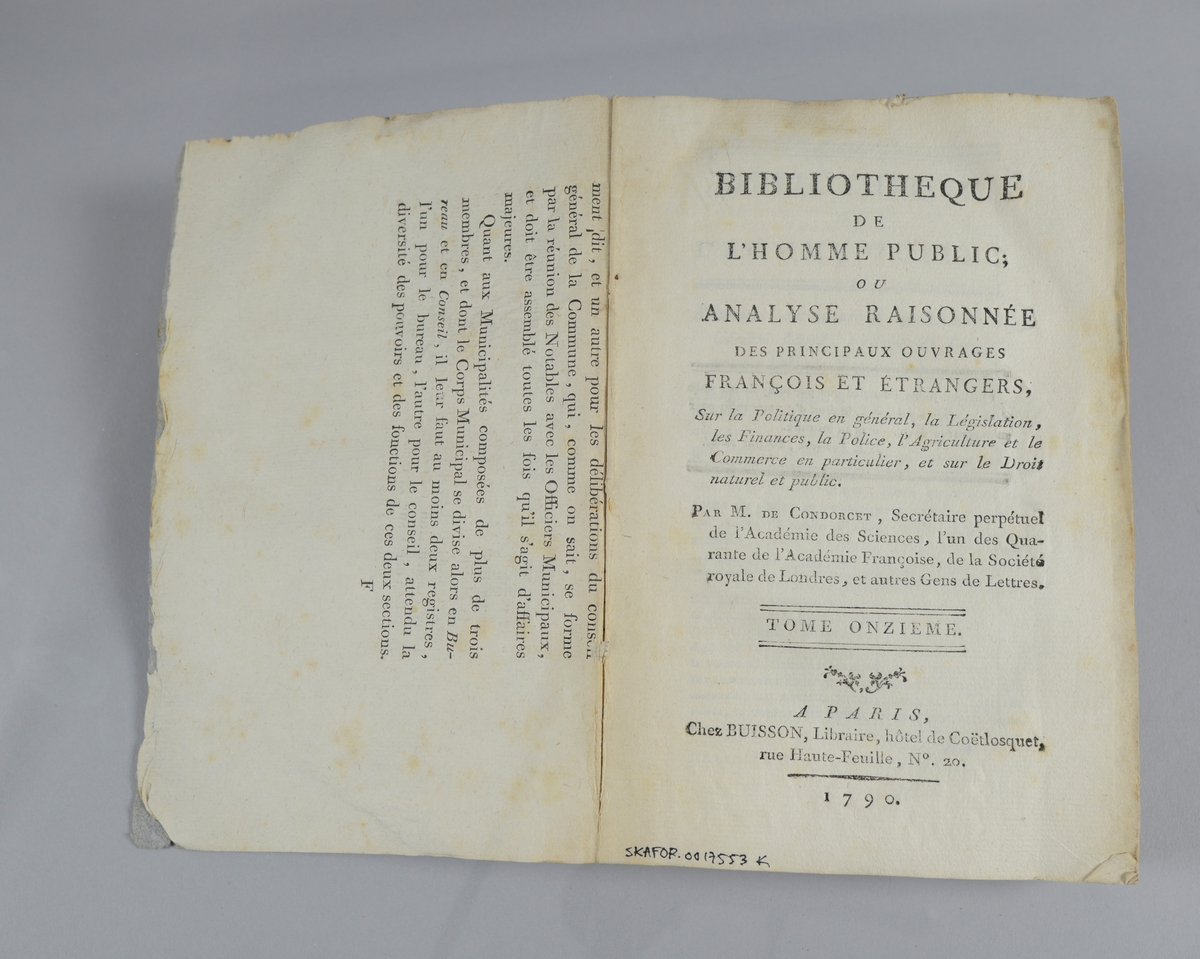 Bok, pappband: "Biblioteque de l´homme public ou analyse raisonnée", del 11, författad av Condorcet och Le Chapellier, utgiven 1790 i Paris. 
Pärmen av gråblått papper, på pärmarnas insidor klistrade sidor ur annan bok, skurna snitt. På ryggen volymens nummer, ryggen blekt.