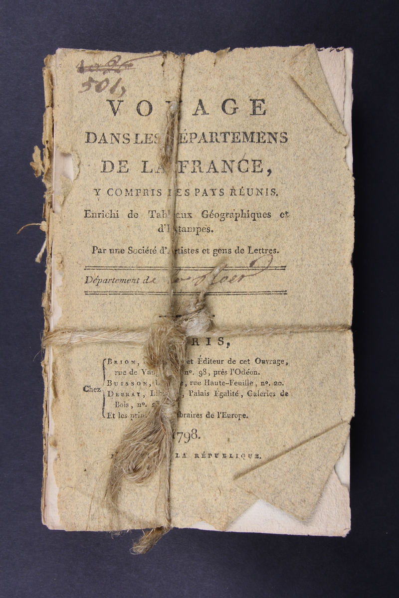 Bok/häfte "Voyage dans les départemens de la France", bunt med 6 häften med beskrivningar över olika departement i Frankrike, utgivna 1798 i Paris. 
Häftena med omslag av brunt papper och tryckt text på omslaget, skurna snitt.  Nötta och skadade.