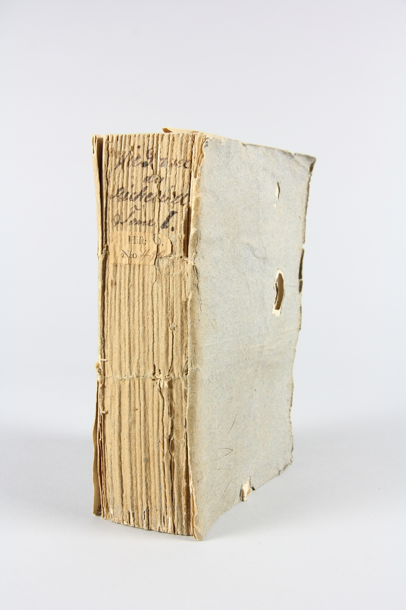 Bok, häftad, "Vie privée du Maréchal de Richelieu", del 1, tryckt 1792 i Paris. Pärmar av gråblått papper, på insidan klistrade sidor ur annan bok. Blekt rygg med bokens titel samt etikett med samlingsnummer. Skuret snitt.