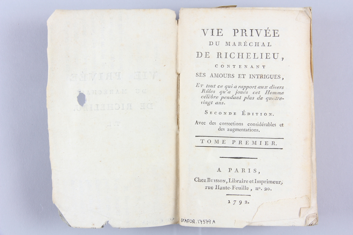 Bok, häftad, "Vie privée du Maréchal de Richelieu", del 1, tryckt 1792 i Paris. Pärmar av gråblått papper, på insidan klistrade sidor ur annan bok. Blekt rygg med bokens titel samt etikett med samlingsnummer. Skuret snitt.