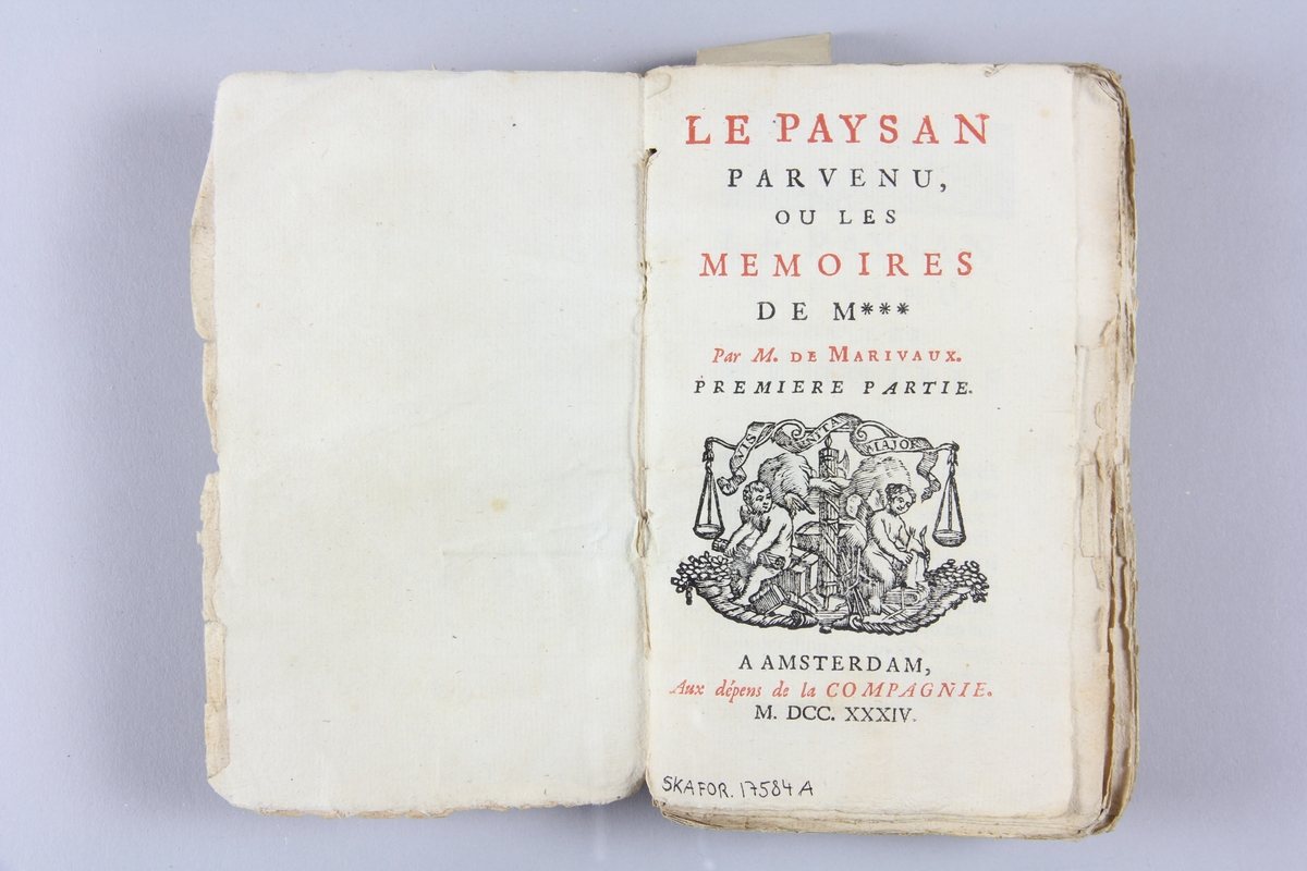 Bok, häftad "Le paysan parvenu, ou les mémoires de M***", del 1-2, skriven av Marivaux, tryckt 1734 i Amsterdam
Pärmen av marmorerat papper, oskuret snitt. På ryggen  etikett med titel och samlingsnummer.