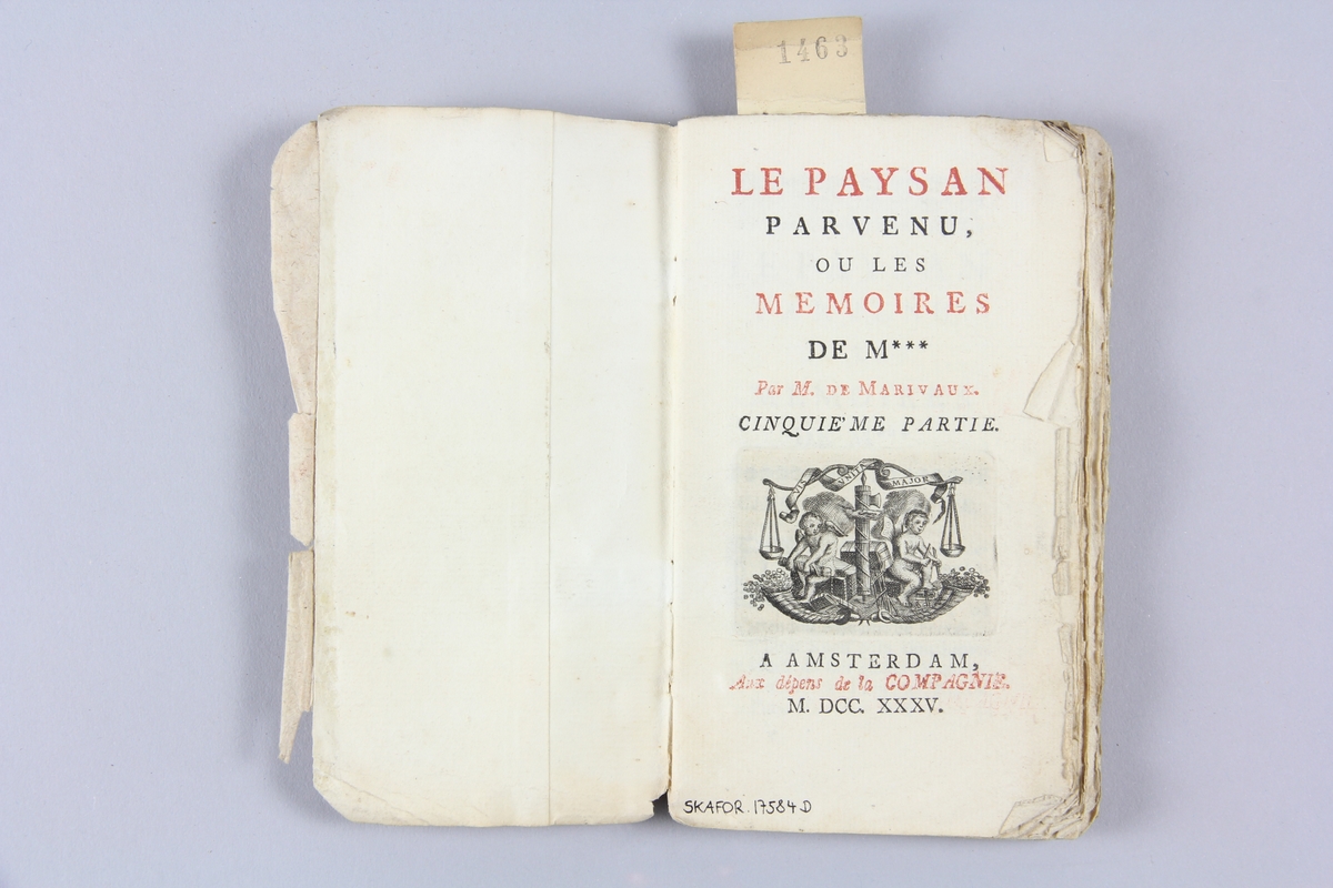 Bok, häftad "Le paysan parvenu, ou les mémoires de M***", del 5, skriven av Marivaux, tryckt 1735 i Amsterdam.
Pärmen av marmorerat papper, oskuret snitt. På ryggen etikett med titel och samlingsnummer.