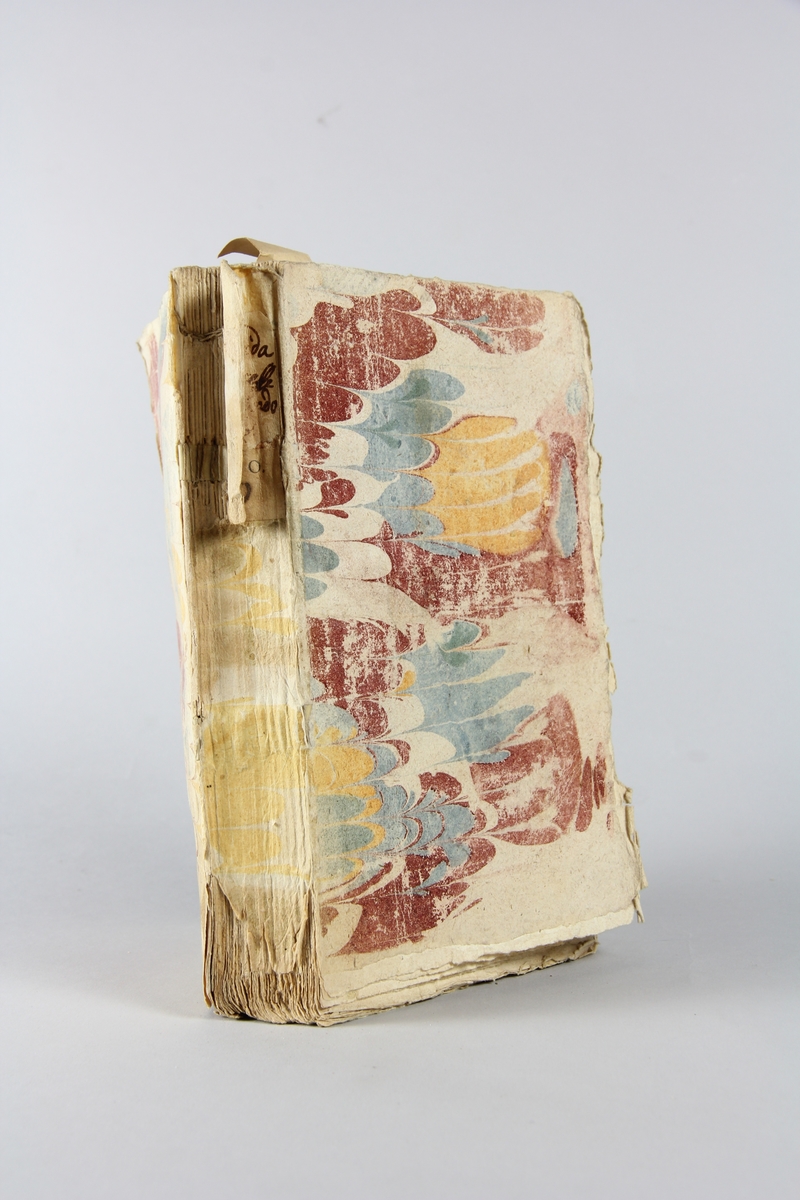 Bok, häftad, "Mizirida, princesse de Firando", del 2, tryckt 1738 i Haag.
Pärm av marmorerat papper, oskuret snitt.  Blekt rygg med pappersetikett med volymens namn och samlingsnummer.