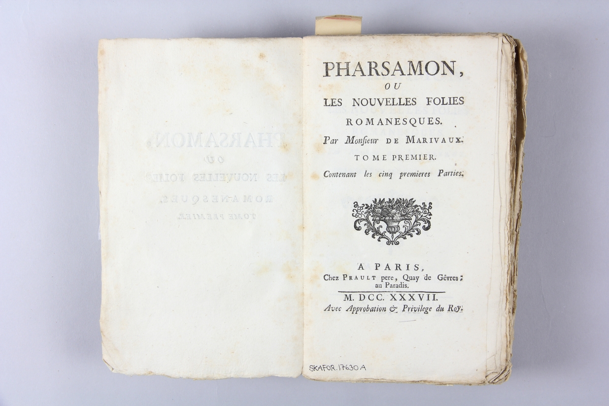 Bok, häftad, "Pharsamon, ou Les nouvelles folies romanesques", del 1, skriven av de Marivaux, tryckt 1737 i Paris. Pärmar av marmorerat papper, blekt rygg med etiketter med bokens titel och samlingsnummer. Oskuret snitt.