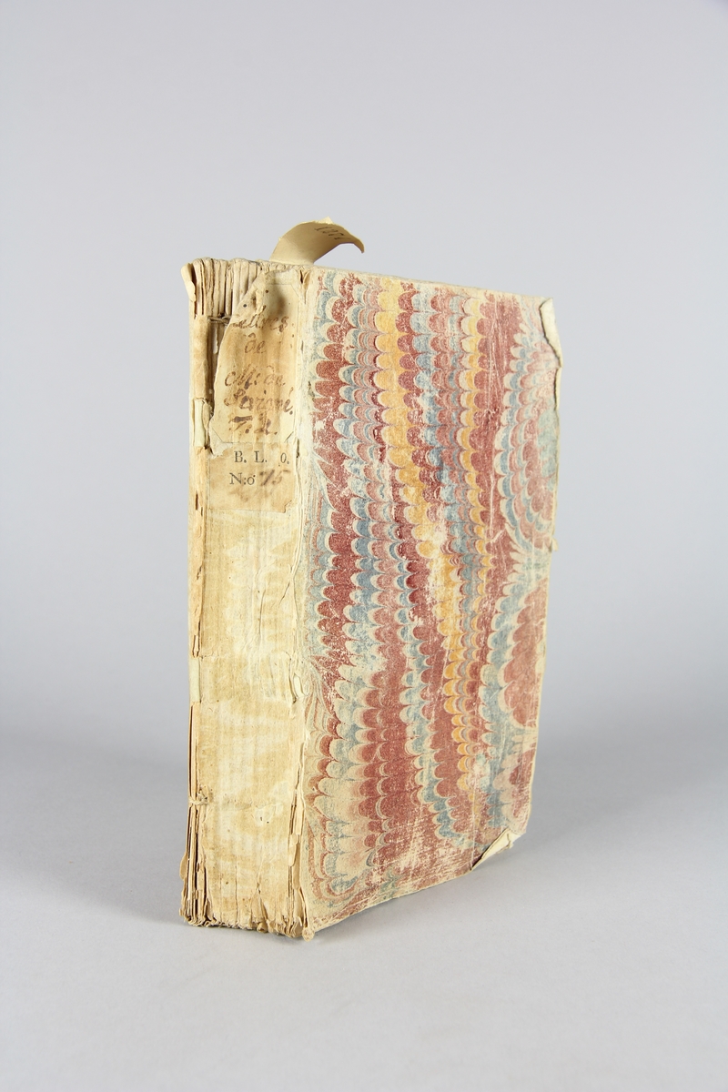 Bok, häftad, "Recueil des lettres de madame la marquise de Sévigné, a madame la comtesse de Grignan, sa fille" del 2. Pärmar av marmorerat papper, oskuret snitt. Blekt rygg med etikett med titel och samlingsmummer.
