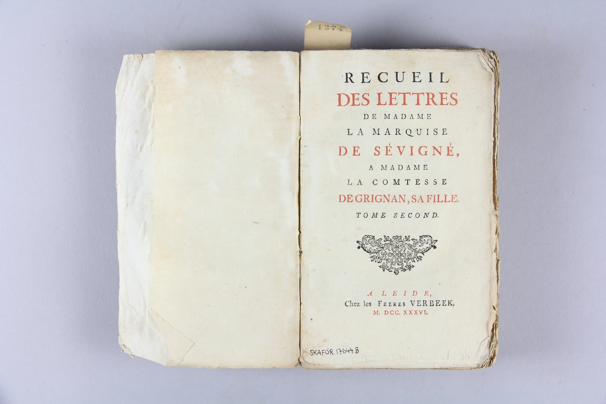 Bok, häftad, "Recueil des lettres de madame la marquise de Sévigné, a madame la comtesse de Grignan, sa fille" del 2. Pärmar av marmorerat papper, oskuret snitt. Blekt rygg med etikett med titel och samlingsmummer.