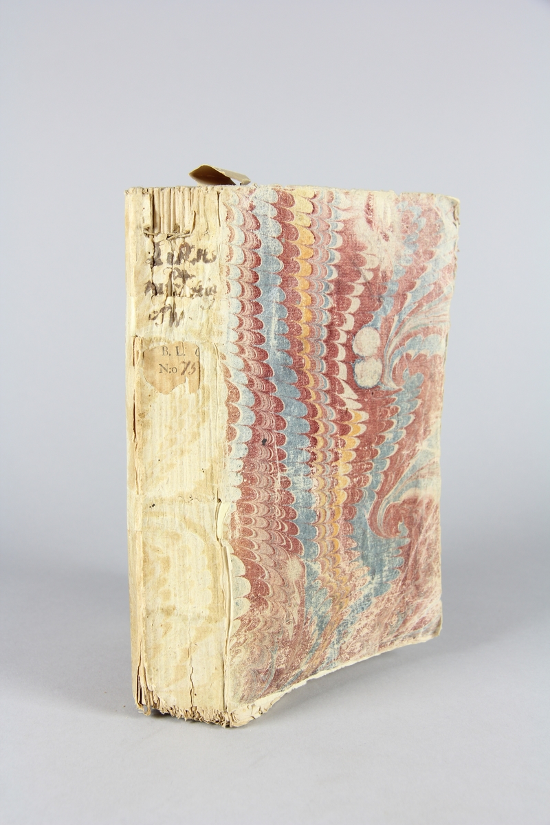 Bok, häftad, "Recueil des lettres de madame la marquise de Sévigné, a madame la comtesse de Grignan, sa fille" del 4. Pärmar av marmorerat papper, oskuret snitt. Blekt rygg med etikett med titel och samlingsmummer.