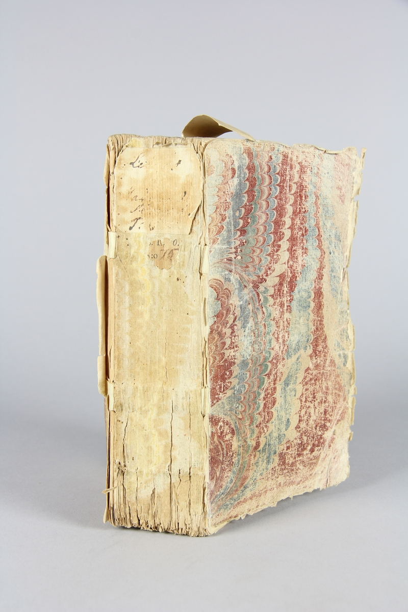 Bok, häftad, "Recueil des lettres de madame la marquise de Sévigné, a madame la comtesse de Grignan, sa fille" del 6. Pärmar av marmorerat papper, oskuret snitt. Blekt rygg med etikett med titel och samlingsmummer.