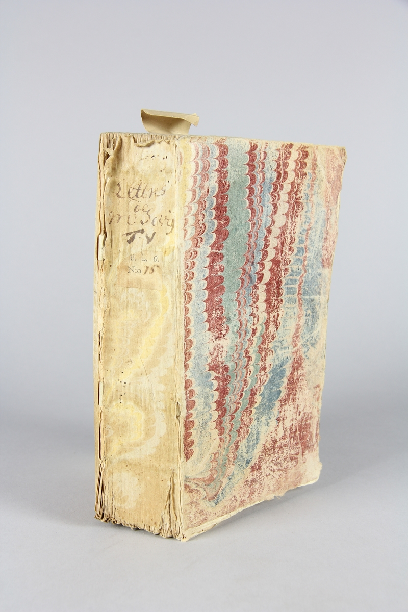 Bok, häftad, "Recueil des lettres de madame la marquise de Sévigné, a madame la comtesse de Grignan, sa fille" del 5. Pärmar av marmorerat papper, oskuret snitt. Blekt rygg med etikett med titel och samlingsmummer.