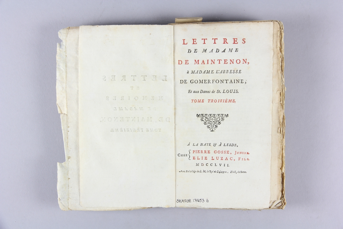 Bok, häftad,"Lettres et mémoires de madame de Maintenon", del 3. Pärmar av marmorerat papper, oskuret snitt. Etikett med titel och samlingsnummer på ryggen.