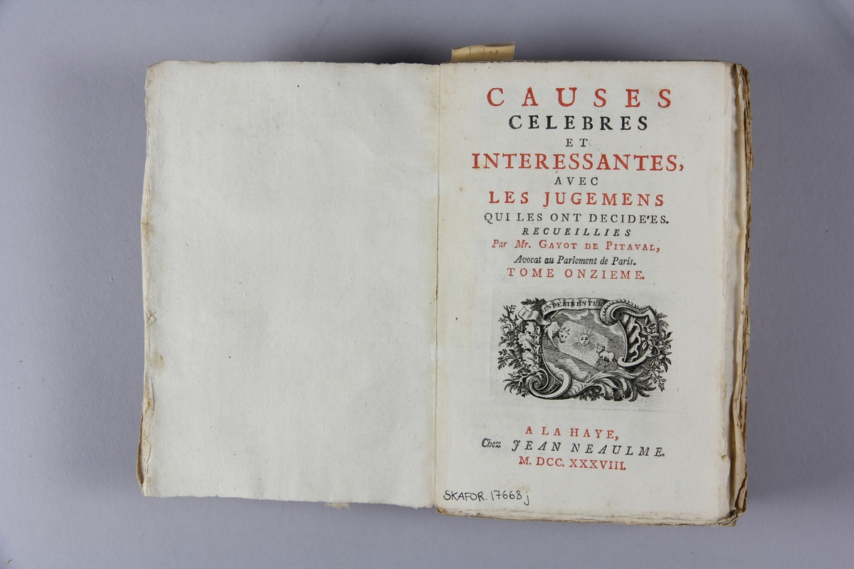 Bok, häftad, "Causes celèbres et interessantes", del 11, tryckt 1738 i Haag.
Pärm av marmorerat papper, oskuret snitt. Blekt rygg med pappersetikett med volymens namn, oläsligt, och samlingsnummer.
