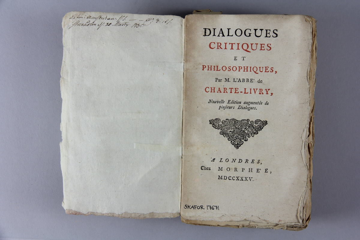 Bok, häftad, Bok, häftad, "Dialogues critiques et philosophiques", tryckt 1735 i London.
Pärm av marmorerat papper, oskuret snitt. Blekt rygg med pappersetikett med volymens namn, oläsligt, och samlingsnummer. Anteckning om förvärv.