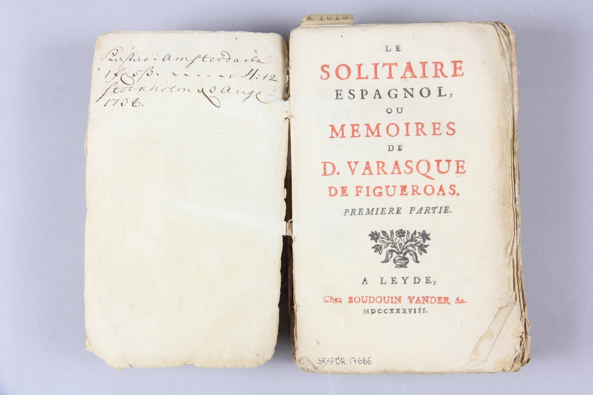 Bok, häftad, "Le solitaire espagnol, ou mémoires de D. Varasque de Figueroas", del 1, tryckt i Leiden 1738.
Pärm av marmorerat papper, oskurna snitt. På ryggen klistrade pappersetiketter med volymens namn och samlingsnummer. Ryggen blekt. Anteckning om inköp.