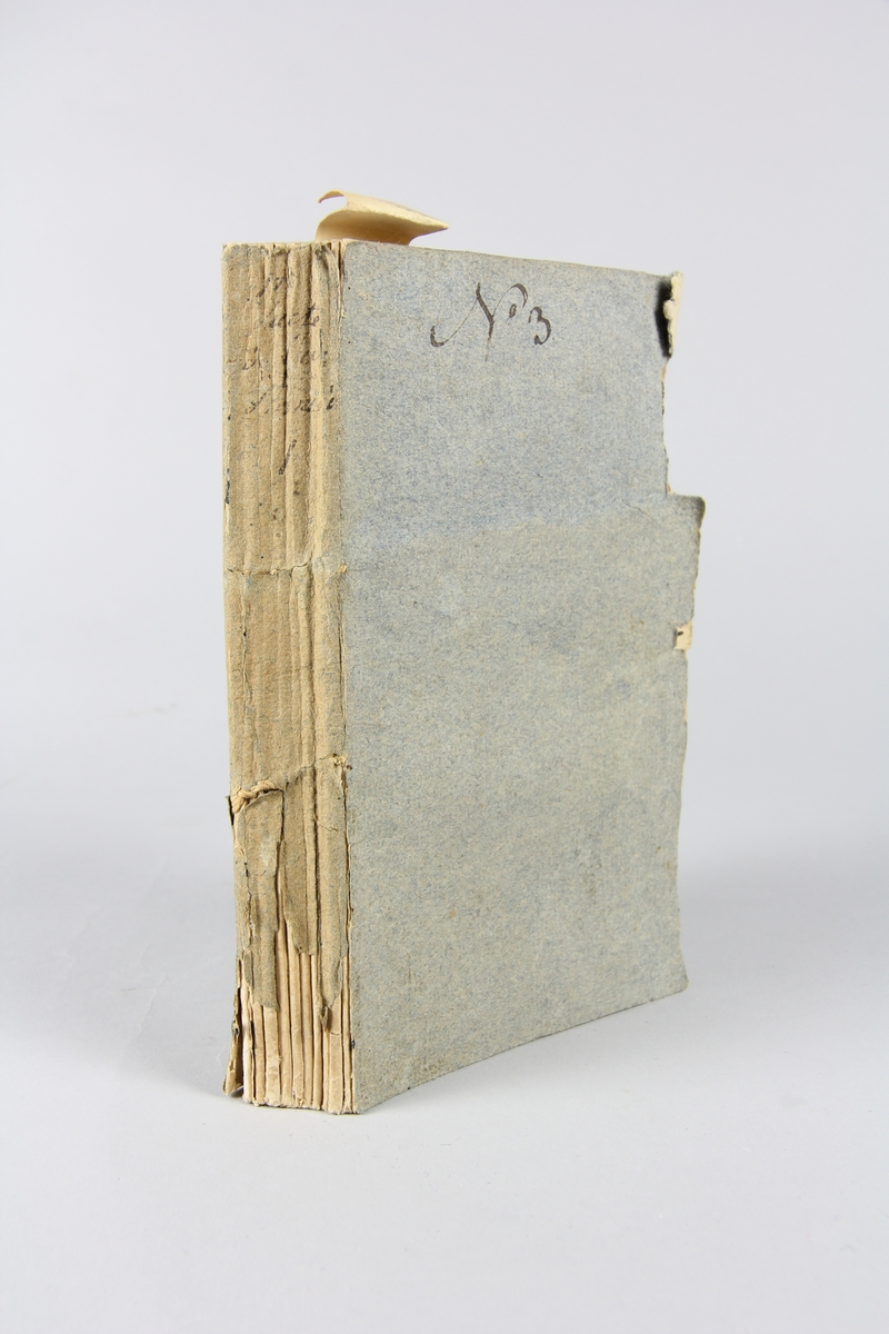 Bok, häftad, "Aventurier françois, ou Mémoires de Grégoire Merveil", première suite, del 1, tryckt i London 1787.
Pärmar av gråblått papper, skurna snitt. Ryggen blekt och skadad. På framsidan märkt med bläck "No 3".