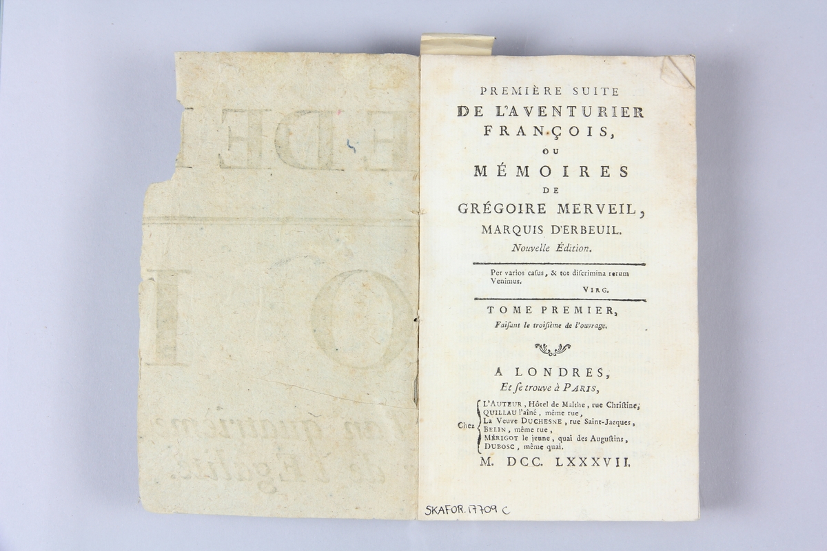 Bok, häftad, "Aventurier françois, ou Mémoires de Grégoire Merveil", première suite, del 1, tryckt i London 1787.
Pärmar av gråblått papper, skurna snitt. Ryggen blekt och skadad. På framsidan märkt med bläck "No 3".