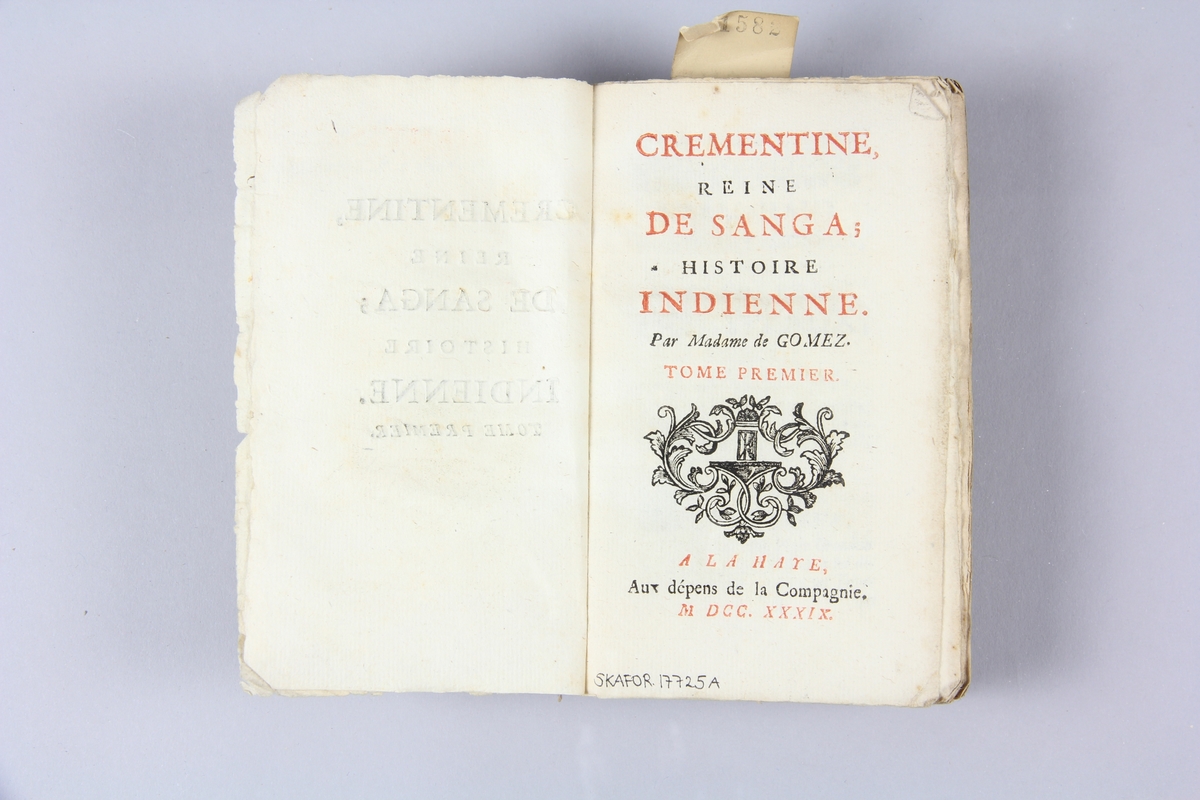 Bok, häftad, "Crementine, reine de Sanga, histoire indienne", del 1, skriven av de Gomez, tryckt i Haag 1739.
Pärm av marmorerat papper, oskurna snitt. På ryggen klistrade pappersetiketter med volymens namn och samlingsnummer. Ryggen blekt. Anteckning om inköp.