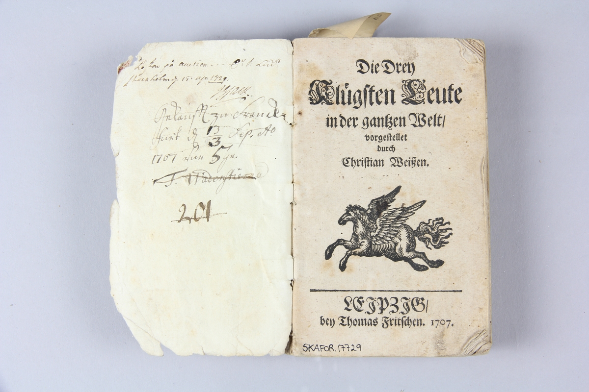 Bok, häftad, "Die drey klügsten Leute in der gantzen Welt", skriven av Christian Weisse, tryckt i Leipzig 1707. 
Pärm av marmorerat papper, oskurna snitt. På ryggen klistrade pappersetiketter med volymens namn och samlingsnummer. Ryggen blekt. Anteckning om inköp samt överstruken text, daterad 1707 och T. Wadenstierna.