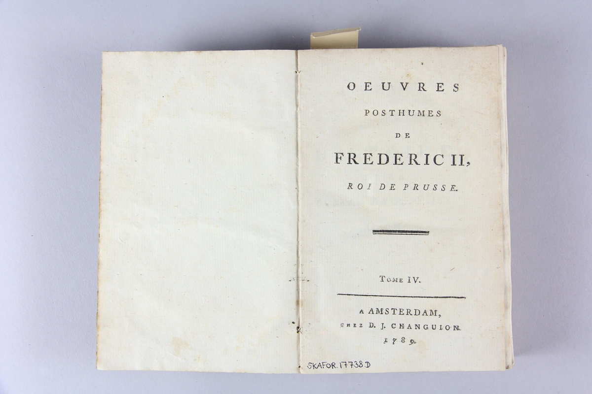 Bok, häftad, "Oeuvres posthumes de Frederic II, roi de Prusse", del 4. Pärmar av grågrön papp, skuret snitt. Samlingsnummer samt etikett med titel.