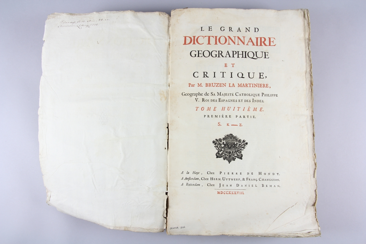 Bok, häftad "Le grand dictionnaire géographique et critique" del 8, S K-Z. Pärmar av marmorerat papper, blekt och skadad rygg med samlingsnummer. Oskuret snitt. Anteckning om inköp.