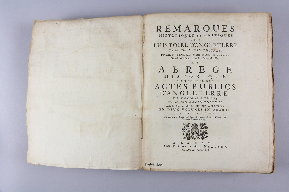 Bok, häftad, "Remarques historiques et critiques sur l'histoire d'Angleterre" del 2.. Pärmar av marmorerat papper, oskuret snitt. Blekt rygg med etikett med samlingsnummer.