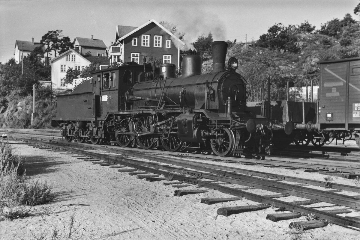 Damplokomotiv type 21c nr. 373 på Grimstad stasjon.